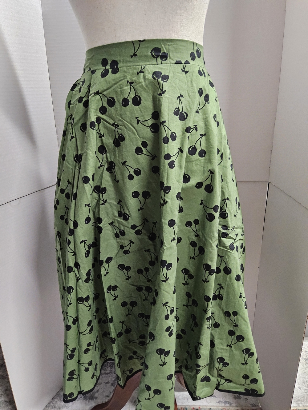 NWOT Size lg Tulip B Green and Black Cherry-Print Skirt